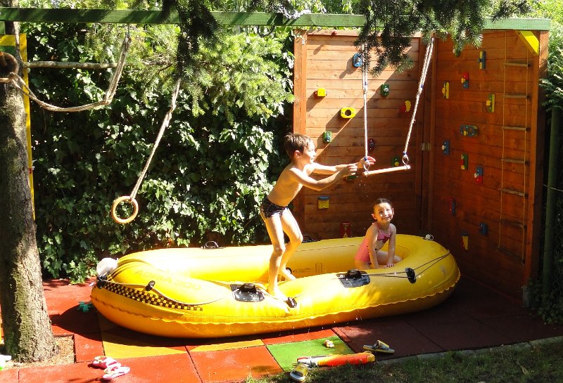 DSC00483 01.JPG - A csónak 31 éves és bírja. Remélem látni fogjuk a dédunokáim hasonló önfeledt játékát is.